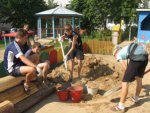 Подростки помогали благоустраивать детские сады