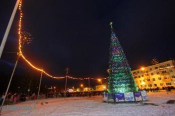 В День рождения Российского Деда Мороза зажглись огни на первой новогодней елке страны – на Вологодчине.